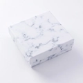 Scatola quadrata minimalista per gioielli con texture marmorea per anelli e accessori - Scatola Grande / Motivo marmo bianco
