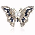 Elegante spilla a farfalla con gemme blu e perla centrale su base in metallo dorato - Blu