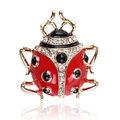 Spilla a forma di coccinella in smalto rosso e nero con finiture dorate e strass lucidi - Coccinella Rossa (xz4815A)