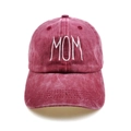 Detalle del bordado blanco MOM en la gorra de béisbol de algodón granate lavado - Rojo Lavado MOM Bordado Gorra de Béisbol