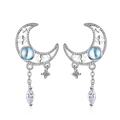 Eleganti orecchini a luna argentati con nappe e pietre blu su uno sfondo bianco puro - Rame / Argento