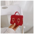 Dettaglio mini borsa jelly rossa lucida con catene dorate e doppia fibbia in metallo - Rosa Rossa