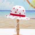 Cappello da pescatore bianco per bambini con fragole rosse e laccio regolabile - Fragola Rossa