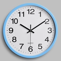 Moderne hemelblauwe ronde wandklok 30cm met grote zwarte cijfers en kwartsuurwerk - 30cm / Blauw
