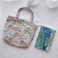 Détail d'un petit sac cabas en coton avec imprimé floral vintage et doubles poignées - Vert Clair Floral