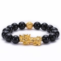 Dettaglio delle perle di ossidiana nera e del Pixiu dorato sul braccialetto feng shui - Stile Pi Xiu in Agata Nera Naturale 12MM