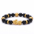 Detailansicht der schwarzen Obsidianperlen und des goldenen Pixiu-Anhängers mit Mustern - 10MM Naturstein Schwarzer Achat PiXiu Armband