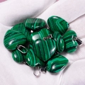 Ciondoli a cuore in malachite con trama verde naturale e chiusure in metallo argento - Malachite