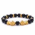 Détail macro de perles d'onyx noir 10mm avec breloques Pixiu dorées et entretoises - Style Agate Noire Naturelle Pi Xiu (10mm)