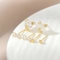 Goldenes Ohrring-Set mit Zirkonia-Bär, Schleife und Steckern auf weißem Hintergrund - Goldklarer Zirkonia-Stil (ED66494)