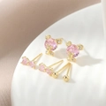 Detailansicht der drei Ohrstecker mit rosa Bär, Schleife und goldenen Kugeln - Goldrosa Zirkonia-Stil (ED66494)