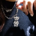 Dettaglio di una collana a due strati d'argento con ciondolo a forma di orsetto e SKR charm - Orso con Strass (Stile 5)