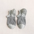 Men's low-cut gray socks with thin black stripes in a soft breathable knit cotton - One Size / Striped Grey