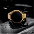 Anello sigillo dorato da uomo con intarsio in ossidiana nera a forma di ottagono - US 7 / Esagono Regolare Oro Nero (13203)