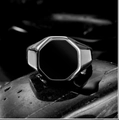 Anello con sigillo ottagonale da uomo in acciaio argento con smalto nero - US 7 / Esagono Regolare Acciaio Nero (13204)