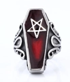Gotischer Sargring mit rotem Stern-Emaille und graviertem Edelstahl-Ringband - US-Größe 5 / Stern-Stil