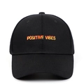Μαύρο καπέλο μπέιζμπολ με κέντημα POSITIVE VIBES και καμπύλο γείσο σε λευκό φόντο - Ρυθμιζόμενο / Μαύρο