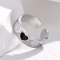 Anillo abierto minimalista de acero plateado con patrones de corazones en blanco y negro - Abierto Ajustable / Plateado
