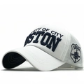 Berretto da baseball in rete bianca con ricamo Boston e toppa con stemma laterale - Bianco/Blu (01)