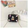 Borsa trapuntata nera da bambina con manico di perle, ciondoli cartoon e catena dorata - Nero