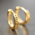Minimalistische goldene Creolen mit römischen Ziffern im Vintage-Stil und poliertem Finish - Gold