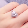 Dettaglio dell'anello Moissanite a cuore con halo di diamanti su fascia in argento - US 6 / Anello a cuore (Fisso)