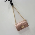 Schicke rotgoldene Kettenschultertasche mit V-Steppmuster und Metallic-Finish - Groß / Champagner
