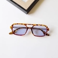 Gros plan sur des lunettes de soleil vintage écaillées avec une double barre nasale - Adulte / Monture Léopard Verres Bleus
