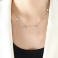 Collana in argento con ciondoli a cuore e zirconi indossata da una modella - 40+5cm / Color Acciaio