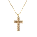 Dettaglio della collana con ciondolo a croce dorata con zirconi cubici micro-pavé brillanti - Giallo chiaro