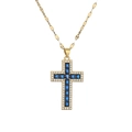 Collana in oro con ciondolo a croce in zircone blu e catena a maglie piatte su sfondo bianco - Blu