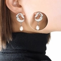 Orecchini irregolari in metallo argentato con perla d'acqua dolce indossati da modella - Color Acciaio