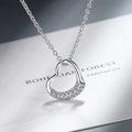 Elegante collar con colgante de corazón plateado y piedras brillantes en cadena fina - Plateado