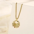 Collier papillon évidé en or 18 carats avec zircons colorés sur présentoir en soie - Papillon doré avec zircon coloré