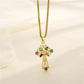 Gouden kruis ketting met veelkleurige zirkonia stenen en box ketting op beige - Goud