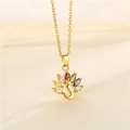 Collana con ciondolo a pavone dorato e zirconi colorati su sfondo in tessuto beige - Oro/Multicolore