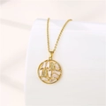 Detalle de collar dorado con colgante redondo calado y piedras de circonia rectangulares - NE162 Dorado Redondo con Circonita