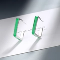 Orecchini a perno quadrati a C con smalto verde e finitura in colore argento - Argento & Verde