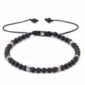 Detalle de pulsera ajustable de piedra negra mate con cuentas de plata grabadas - Piedra Negra Mate (07)