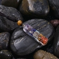 Dettaglio del pendente 7 chakra in resina con cristalli e spirale in rame su pietre bagnate - Stile Colonna Rettangolare Larga (Ciondolo Chakra-1)