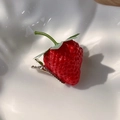 Détail de la pince à cheveux fraise 3D avec graines réalistes et feuilles sur plat blanc - B Fraise / Rouge