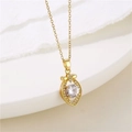 Dettaglio macro della collana a fiocco dorata con ciondolo a cuore e zircone - Oro