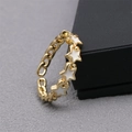 Detailansicht eines 18K Goldstern-Rings mit weißer Emaille und Ketten-Design - Einstellbar Offen / Weiß