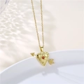 Detail der 18K Gold-Herzkette mit rotem Zirkon und Pfeilmotiv mit Gitterstruktur - Gold