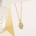 Macro-detail van Hamsa-hand hanger ketting met micro-geplaveide zirkoon op goud - Goud