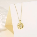 Makro-Detail des goldenen Evil Eye Anhängers mit Zirkonia auf weißem Ständer - Gold