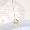 Detalle del collar Mobius de oro 18K con colgante geométrico irregular e incrustación - Dorado