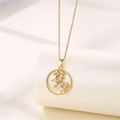 Detalle del collar de hoja de bambú en oro 18K con colgante redondo y cristales claros - Dorado