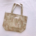 Détail du sac cabas en toile fleurie avec fermeture éclair et étiquette Animal Patterns - Base Jaune Gingembre Petite Fleur