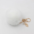 Dettaglio del portachiavi a pompon bianco con ciondolo a foglia dorata e perla lucida - Bianco